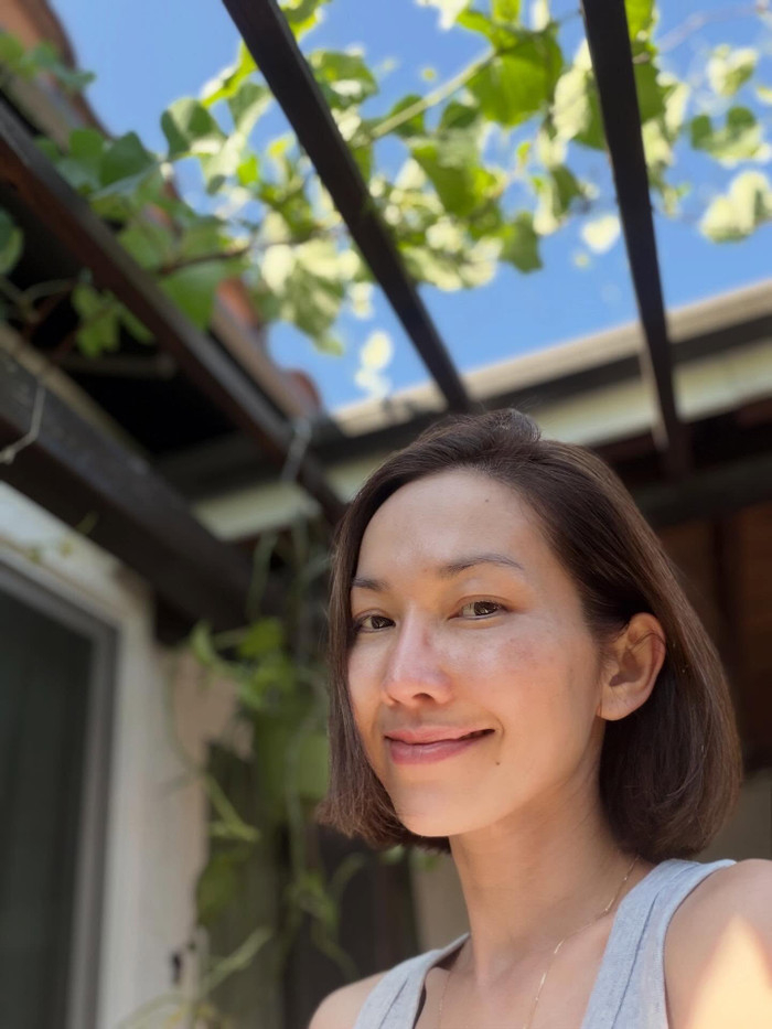 Diễn viên Kim Hiền rạng rỡ tận hưởng ánh nắng buổi sáng tại Mỹ. - Ảnh: FBNV