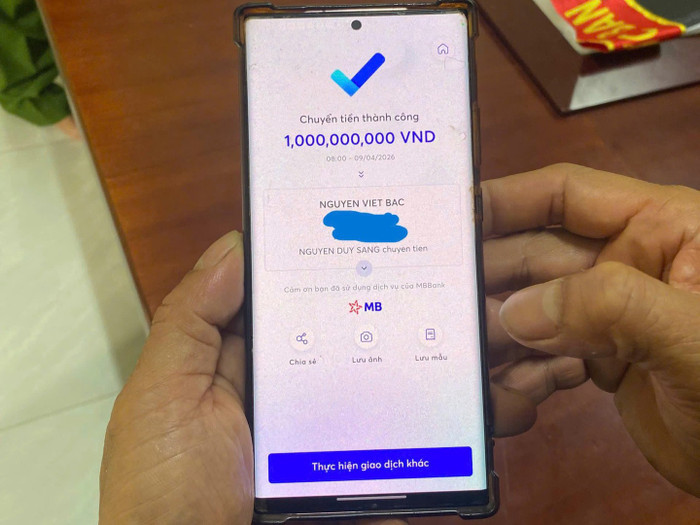 Công an xã Ia Đal hướng dẫn ông Nguyễn Duy Sáng chuyển trả lại số tiền chuyển nhầm.&nbsp;