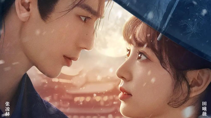 Trục Ngọc là bộ phim mà hội mê nhan sắc không thể bỏ qua. Tác phẩm gây sốt ngay từ khi lên sóng nhờ sự kết hợp visual nổi bật của Trương Lăng Hách và Điền Hi Vi, không chỉ đẹp đôi mà còn có phản ứng hóa học rõ rệt. Bộ phim được đạo diễn của Cửu Trọng Tử cầm trịch, mang đến chất lượng ổn định từ nội dung đến hình ảnh. Câu chuyện xoay quanh nữ đồ tể Phàn Trường Ngọc và vị hầu gia sa cơ Tạ Chinh gặp nhau trong bão tuyết, từ cuộc hôn nhân giả dần nảy sinh tình cảm thật, nhưng tình yêu lại kéo theo những biến động chiến tranh khốc liệt.