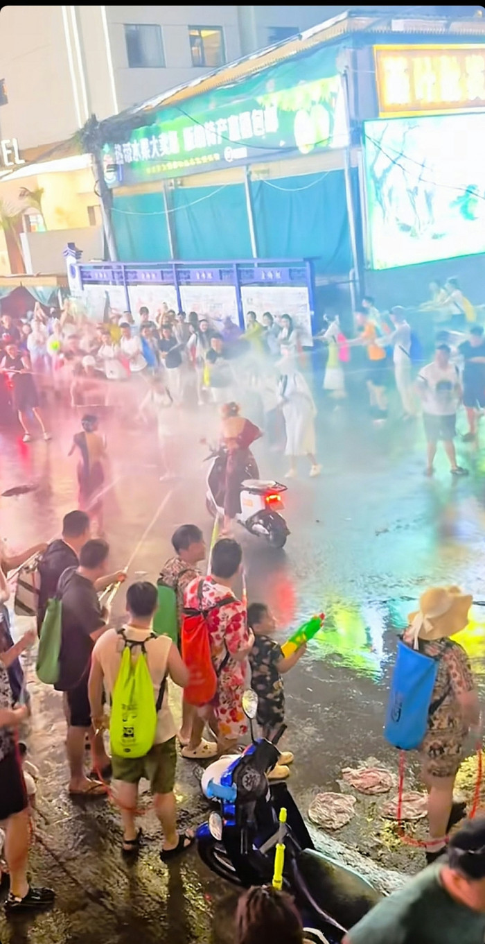 2 cô gái bị đám đông xịt nước dồn dập giữa đường, bất lực cầu cứu gây bức xúc Ảnh 3