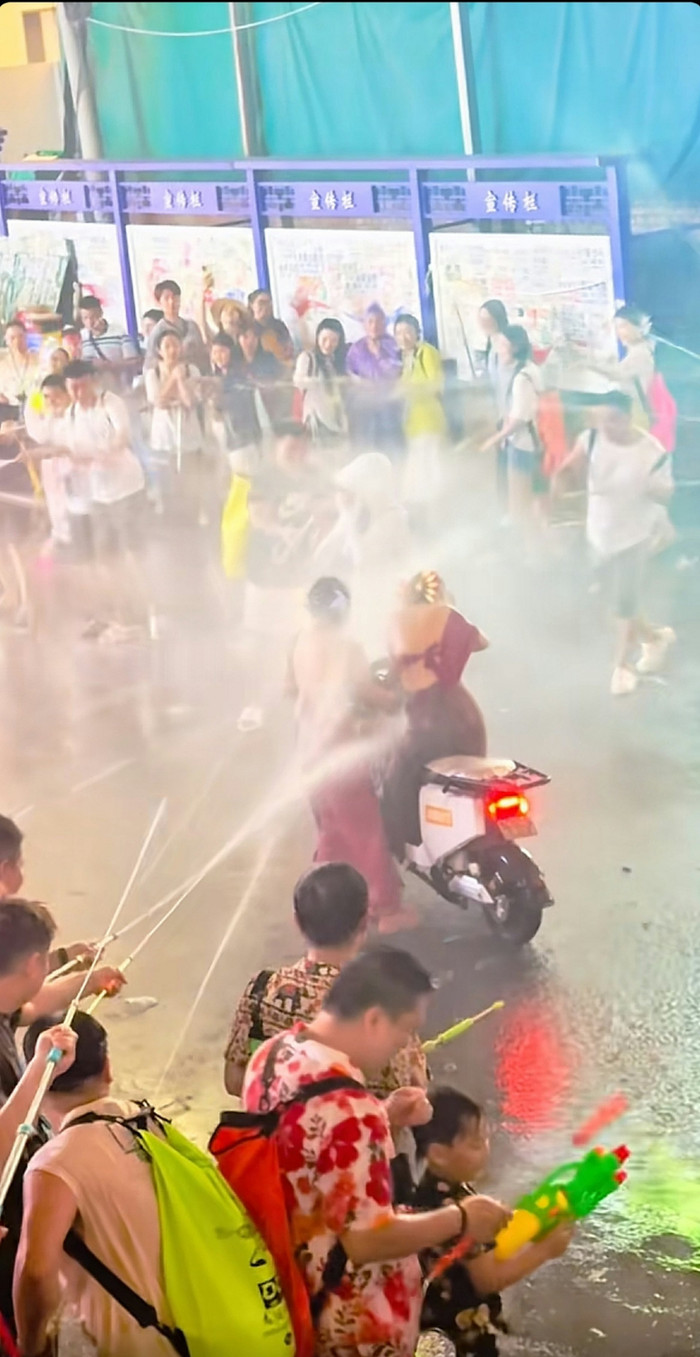 2 cô gái bị đám đông xịt nước dồn dập giữa đường, bất lực cầu cứu gây bức xúc Ảnh 2