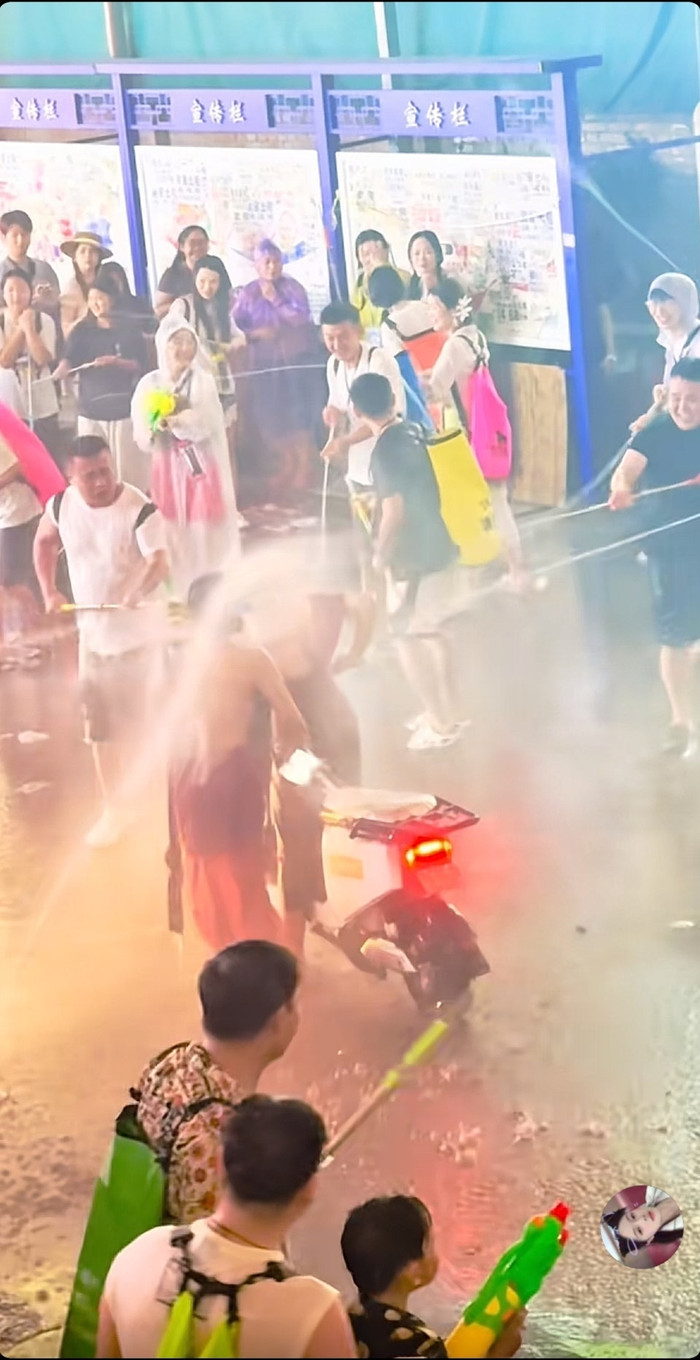 2 cô gái bị đám đông xịt nước dồn dập giữa đường, bất lực cầu cứu gây bức xúc Ảnh 1