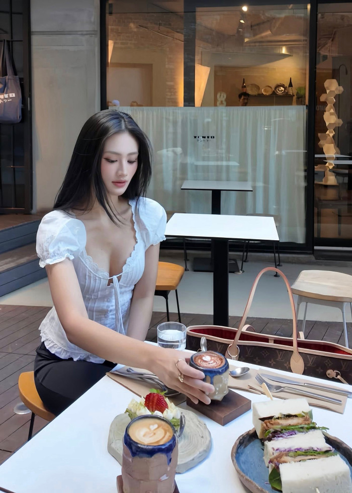 Hình ảnh quyến rũ của Hoa hậu Ý Nhi.&nbsp;