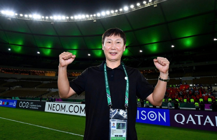 Nếu không có thay đổi bất ngờ, HLV Kim Sang Sik nhiều khả năng sẽ ưu tiên đội tuyển quốc gia và tạm gác vai trò với U23 Việt Nam. Ảnh: AFC