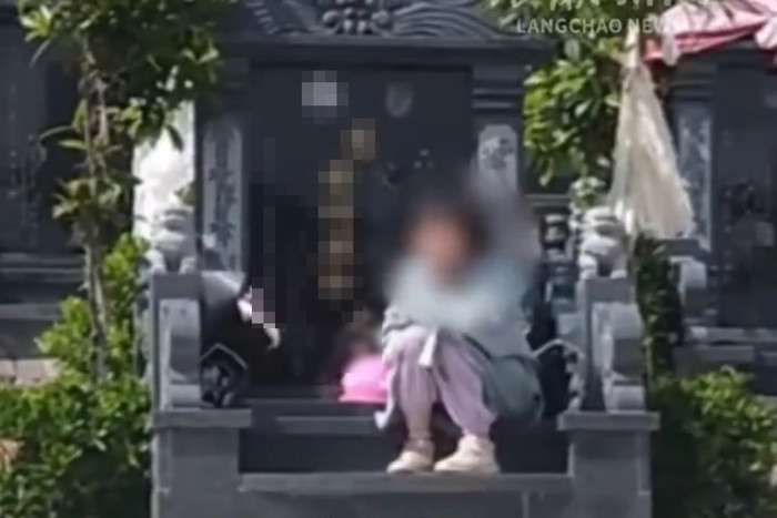 Bé gái nằm ngủ cạnh bia mộ suốt nhiều ngày, sự thật phía sau khiến ai cũng nghẹn lòng Ảnh 1