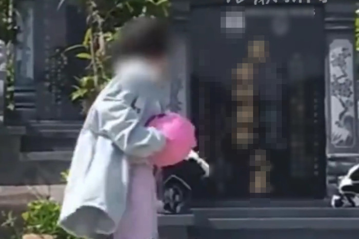 Bé gái nằm ngủ cạnh bia mộ suốt nhiều ngày, sự thật phía sau khiến ai cũng nghẹn lòng Ảnh 2