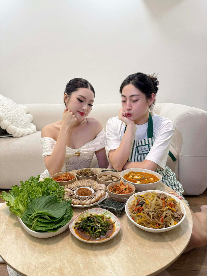 Phương Oanh dành lời khen cho tài năng nấu ăn của Lương Thuỳ Linh.