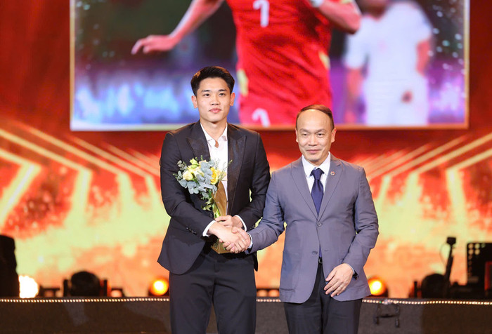 U22 Việt Nam và Đình Bắc đã được vinh danh tại Giải Cống hiến lần thứ 20. Ảnh: VFF