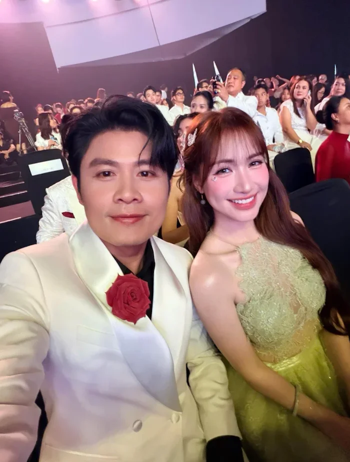 Hòa Minzy và Nguyễn Văn Chung vui vẻ chụp hình mỗi khi có dịp gặp nhau. Ảnh: FBNV