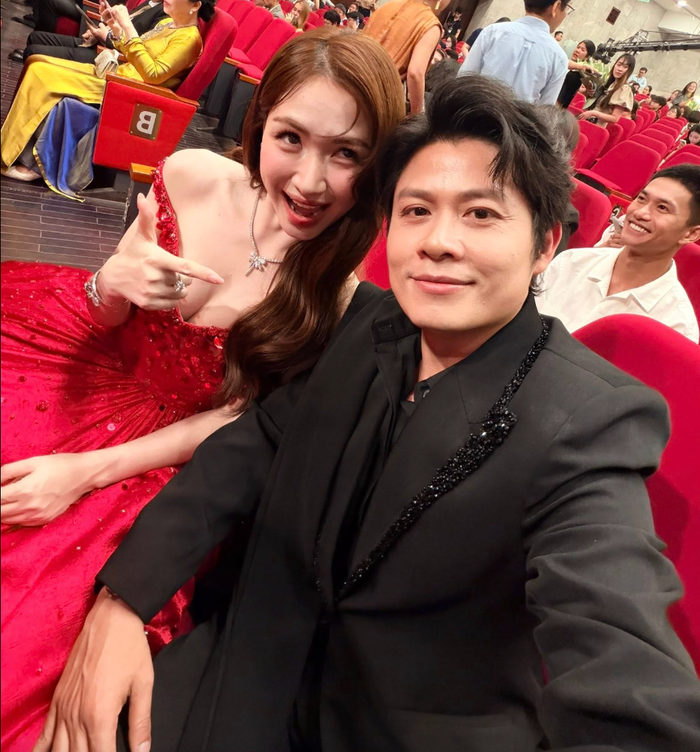 Hòa Minzy nhí nhố khi ở bên Nguyễn Văn Chung. Ảnh: FBNV