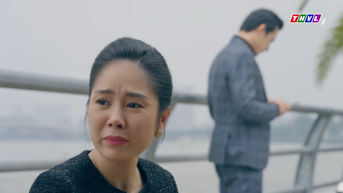 Dù đang trong buổi hẹn hò với vợ, Hoàng Dũng (Lương Thế Thành) vẫn thản nhiên nhắn tin yêu đương với nhân tình ngay trước mặt Mai.&nbsp;