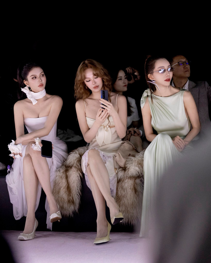 Ngọc Trinh và Minh Hằng trong chuyến công tác tại Trung Quốc. Ảnh: FBNV