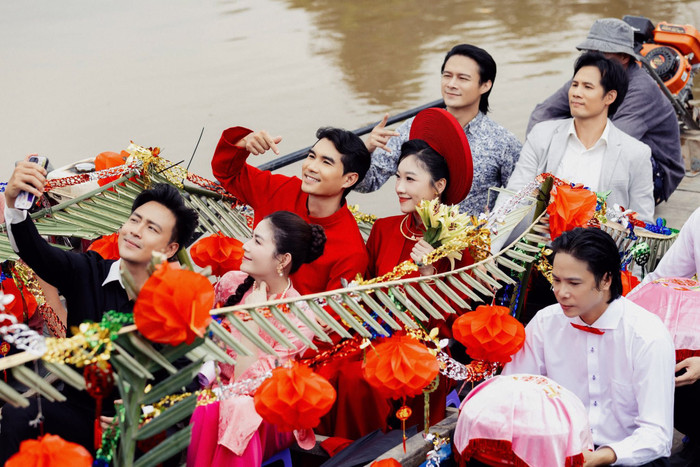 Khoảnh khắc rước dâu miền Tây rộn ràng gây chú ý