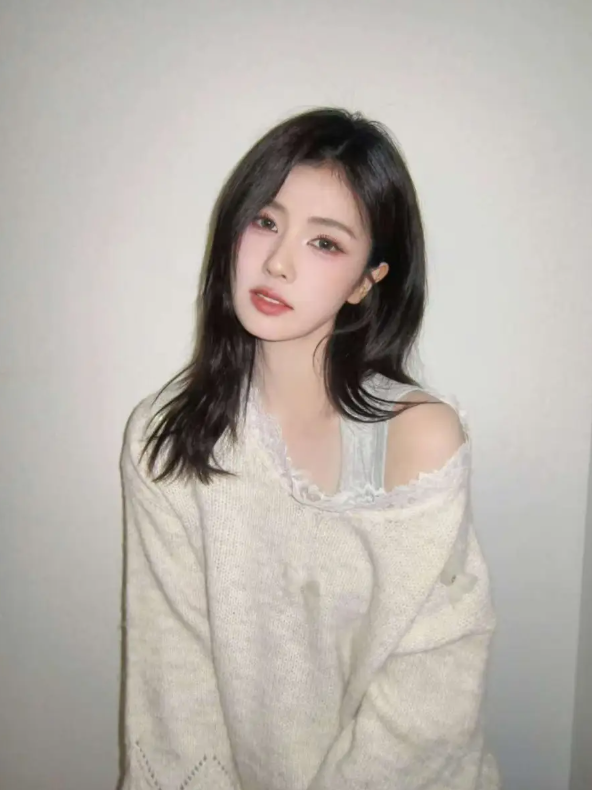 Trong bộ ảnh, nữ diễn viên Bạch Lộc lựa chọn phong cách đời thường tối giản.