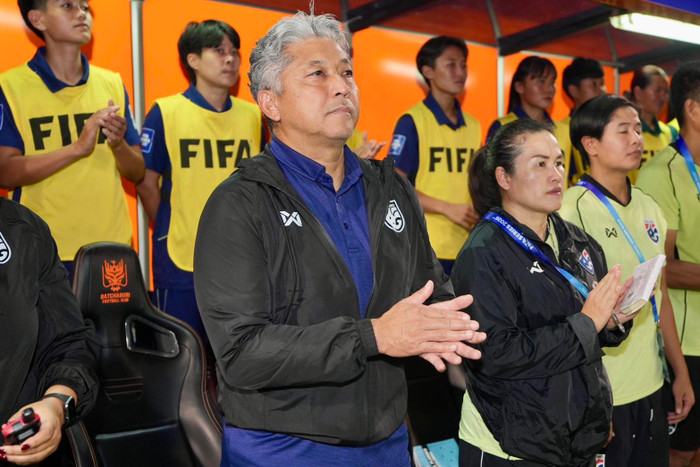 HLV Nettipong Sritongin đã có những chia sẻ đáng chú ý sau khi tuyển nữ Thái Lan đánh bại CHDC Congo 2-0 để lên ngôi vô địch FIFA Series 2026 ngay trên sân nhà. Ảnh: FAT