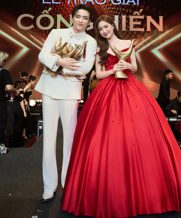 Hòa Minzy nhận giải thưởng sau 1 năm làm việc chăm chỉ.&nbsp;