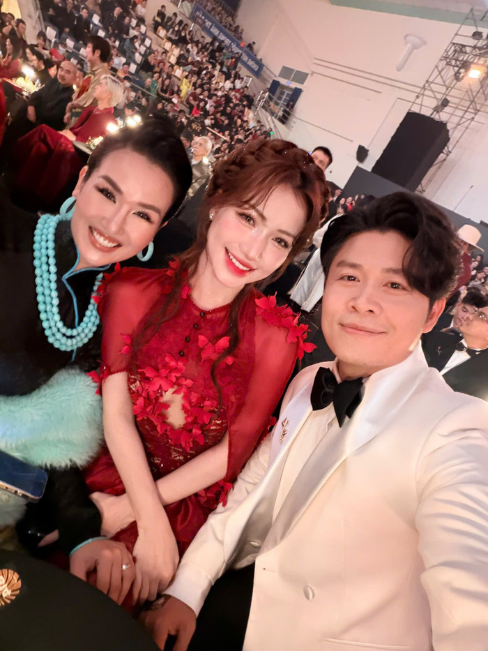 Võ Hạ Trâm chúc mừng Hòa Minzy đón tin vui khi được xướng tên trong một giải thưởng.