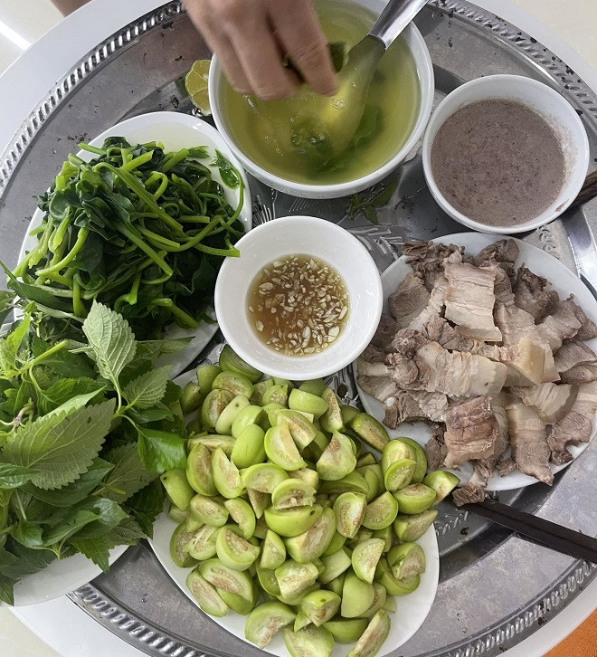 Mâm cơm sẽ trở nên ngon miệng hơn khi cả nhà quây quần cùng nhau.