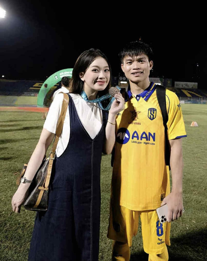 Cầu thủ Hồ Văn Cường và bà xã Nguyễn Linh đều cùng quê Nghệ An.