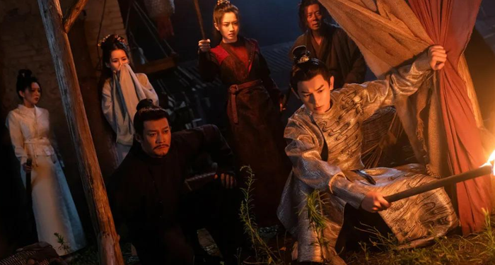 Không sở hữu dàn sao lưu lượng hay kinh phí khủng, series Đường triều quỷ sự lục lại trở thành hiện tượng nhờ kịch bản chắc tay. Cả ba mùa đều đạt điểm Douban trên 8, cho thấy chất lượng ổn định hiếm có. Phim khai thác các vụ án kỳ bí dưới thời Đường, kết hợp yếu tố trinh thám và chính trị. Sự chỉn chu trong phục trang, lễ nghi cùng logic phá án chặt chẽ giúp bộ phim chinh phục khán giả.