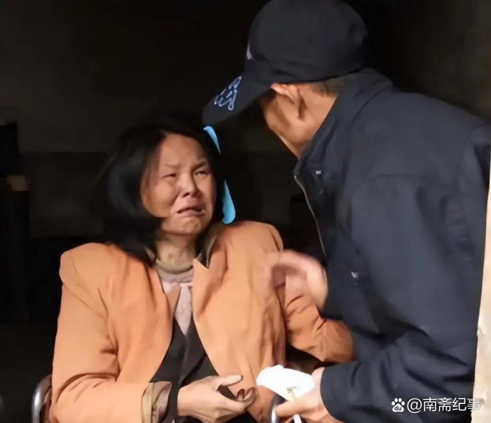 Thấy người phụ nữ bị liệt nằm giữa đường, nam tài xế đưa ra quyết định gây sốc Ảnh 1