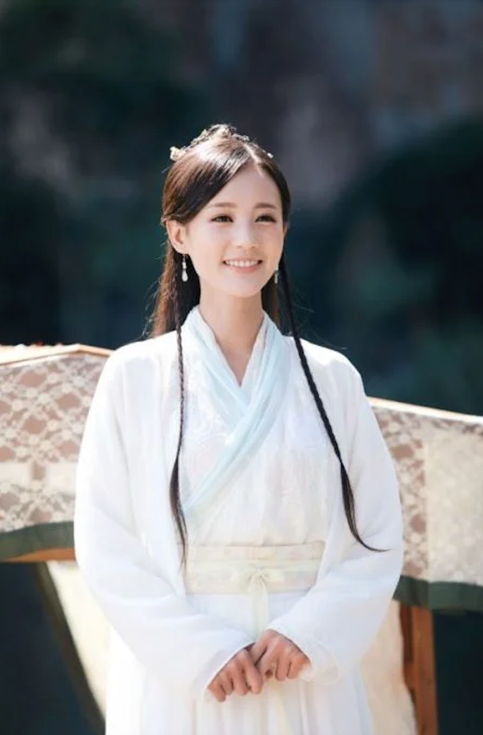 Xuất thân là con gái của Hoàng Dược Sư - một trong Ngũ tuyệt, Hoàng Dung được giáo dục toàn diện từ nhỏ.&nbsp;