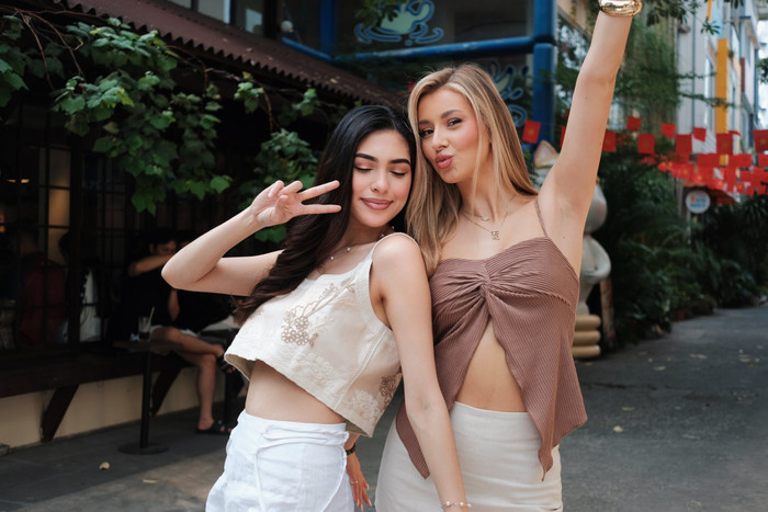 Chelsea Fernandez cùng đương kim hoa hậu là Yolina Lindquist hoạt động chủ yếu tại Việt Nam sau khi chiến thắng tại Miss Cosmo 2025.