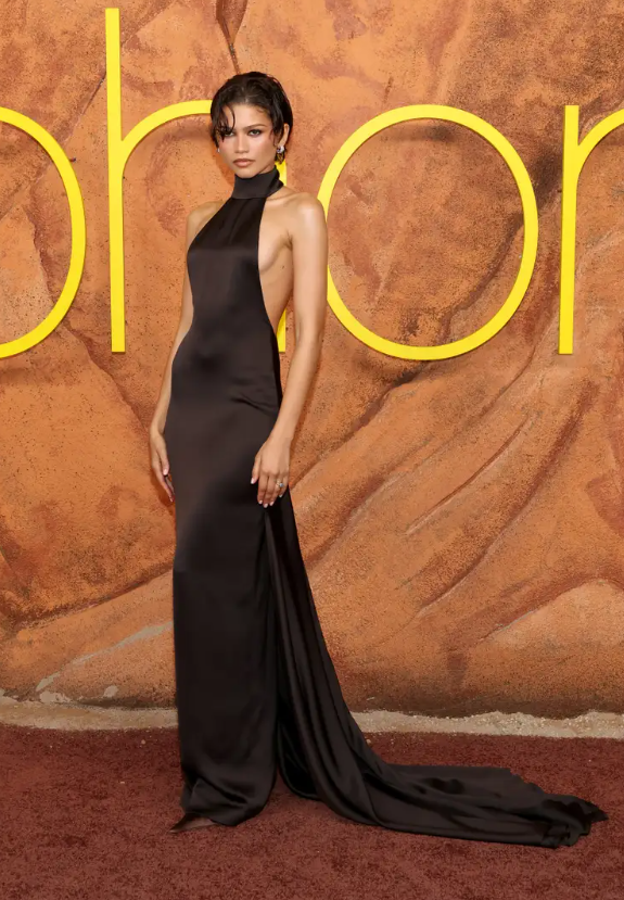 &nbsp;Zendaya diện váy nâu chocolate ôm sát khoe đường cong.&nbsp;