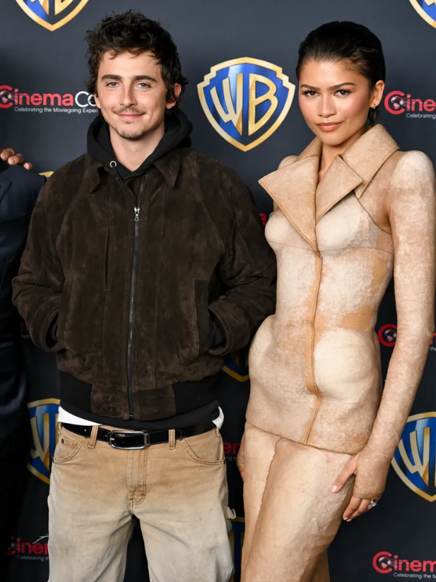 &nbsp;Zendaya xuất hiện cùng bạn diễn Timothée Chalamet. Ảnh: Getty Images