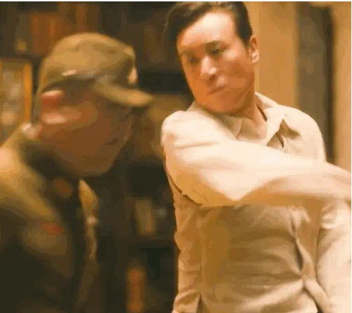 Cái tát khiến dân mạng Trung Quốc hả hể. (Ảnh: Cắt từ video)