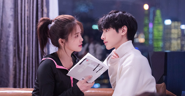 Khai thác bối cảnh ngành ngân hàng đầu tư, phim xoay quanh cặp thanh mai trúc mã Giang Quân và Viên Soái khi gặp lại nhau trên thương trường, vừa cạnh tranh vừa nảy sinh tình cảm. Sự cân bằng giữa yếu tố ngôn tình và môi trường công sở giúp tác phẩm duy trì sức hút ổn định trên các nền tảng.&nbsp;