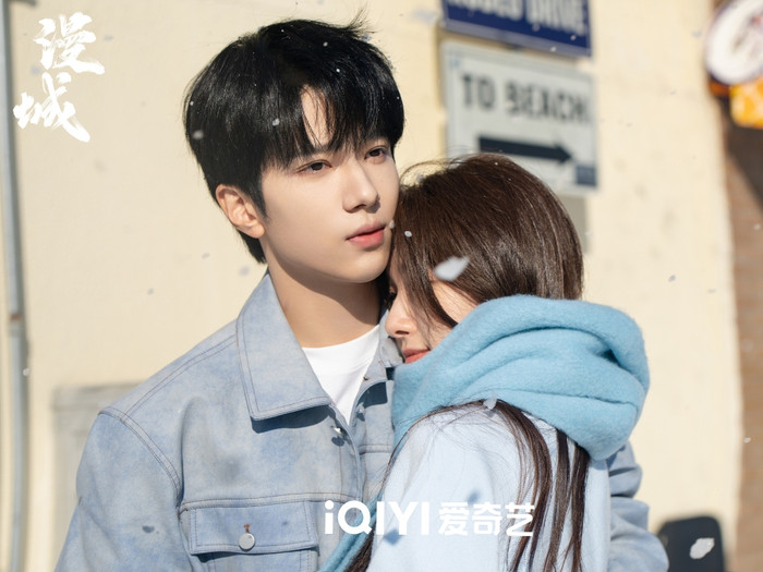 Phim kể về mối tình chữa lành giữa Bạch Tiểu Đóa và Tô Ngôn Thành, bắt đầu từ một lời nói dối khi Tiểu Đóa giả làm trợ lý của họa sĩ bí ẩn Black để cứu câu lạc bộ truyện tranh, từ đó vô tình vướng vào những tình huống dở khóc dở cười ngoài đời.