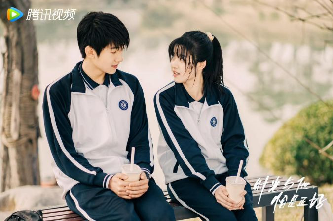 Phim kể về chuyện tình học đường giữa cô nàng lạc quan Lâm Tích và đại thần Quý Quân Hành, bắt đầu từ hiểu lầm đến đồng hành, sử dụng mô-típ quen thuộc nhưng vẫn tạo được sự dễ chịu nhờ cách triển khai nhẹ nhàng.&nbsp;