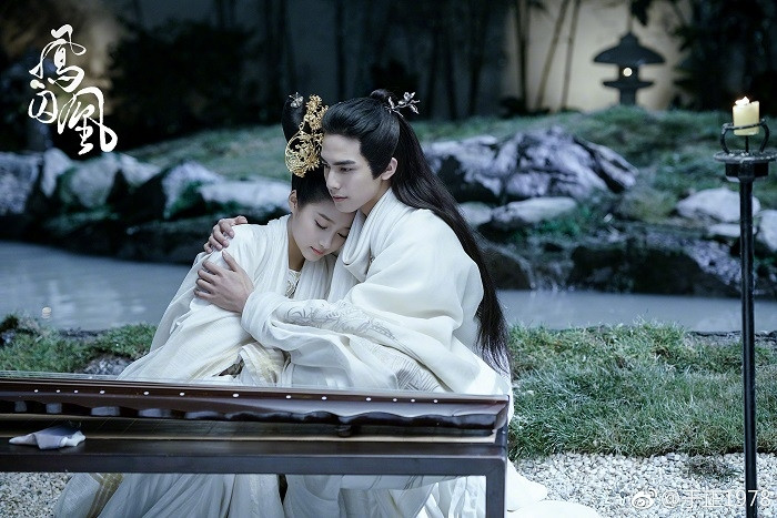 Quan Hiểu Đồng hóa thân thành Lưu Sở Ngọc - công chúa mang thân phận phức tạp, đối diễn cùng Tống Uy Long trong vai Dung Chỉ, người đàn ông bí ẩn và đầy mưu lược. Câu chuyện xoay quanh âm mưu chính trị khi một sát thủ giả danh công chúa để thực hiện nhiệm vụ. Trong quá trình đấu trí và nghi kỵ, mối quan hệ giữa hai nhân vật dần phát triển thành tình cảm, đan xen giữa quyền lực và cảm xúc cá nhân.