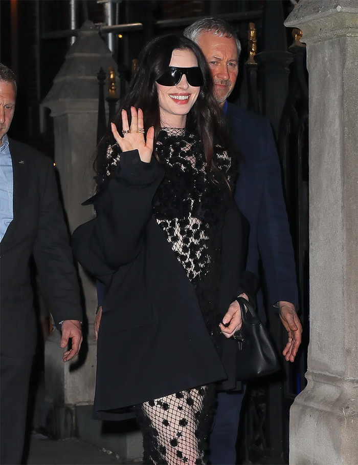 Anne Hathaway với hình ảnh diện váy xuyên thấu đang gây sốt.