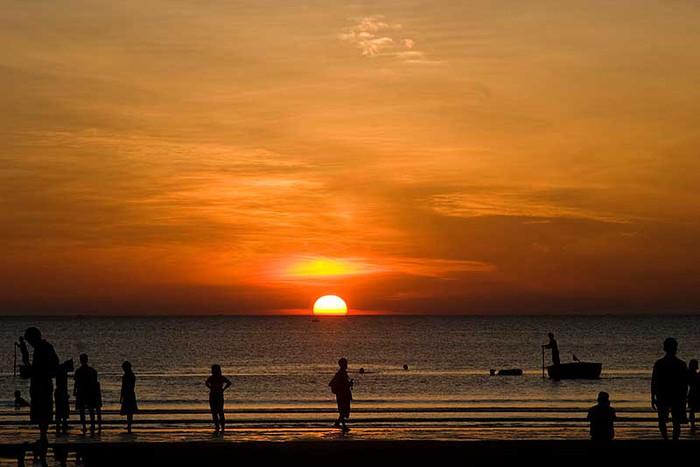 Hoàng hôn ở biển Cửa Lò.