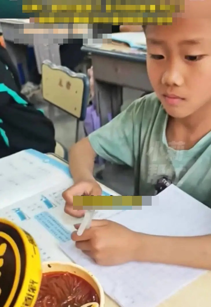 Cô giáo phát hiện học sinh không ăn thịt suốt nhiều ngày, sự thật phía sau khiến ai cũng bật khóc Ảnh 2