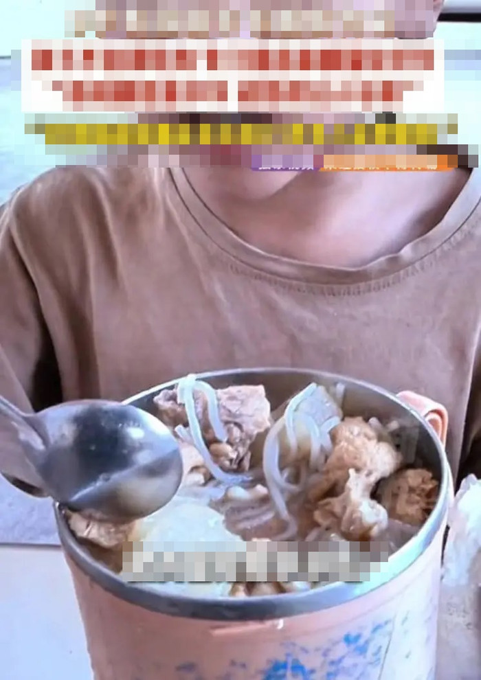 Cô giáo phát hiện học sinh không ăn thịt suốt nhiều ngày, sự thật phía sau khiến ai cũng bật khóc Ảnh 3