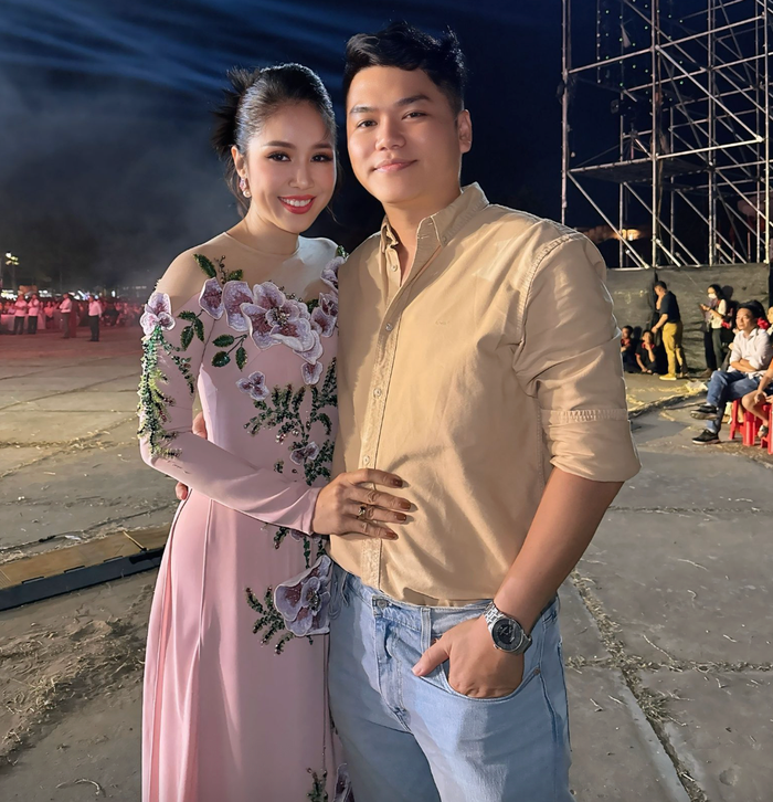 Lê Phương đang có cuộc sống hôn nhân hạnh phúc bên ông xã. Ảnh: FBNV