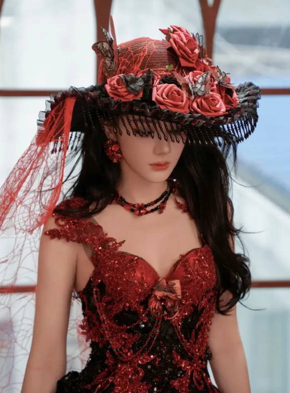 Địch Lệ Nhiệt Ba được người hâm mộ ví như “nữ hoàng hoa hồng gai”.