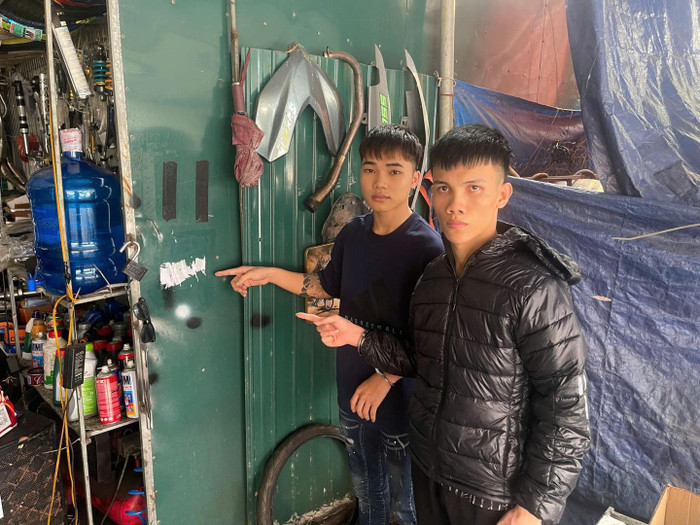 Lộ diện chân dung 2 thanh niên dán đè mã QR tại các cửa hàng để chiếm đoạt tiền Ảnh 1