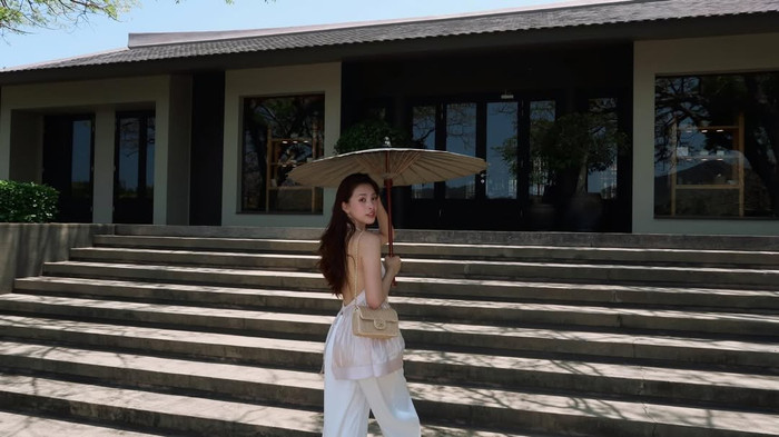 Tiểu Vy khoe lưng trần trong chuyến đi du lịch mới nhất. Ảnh: IGNV