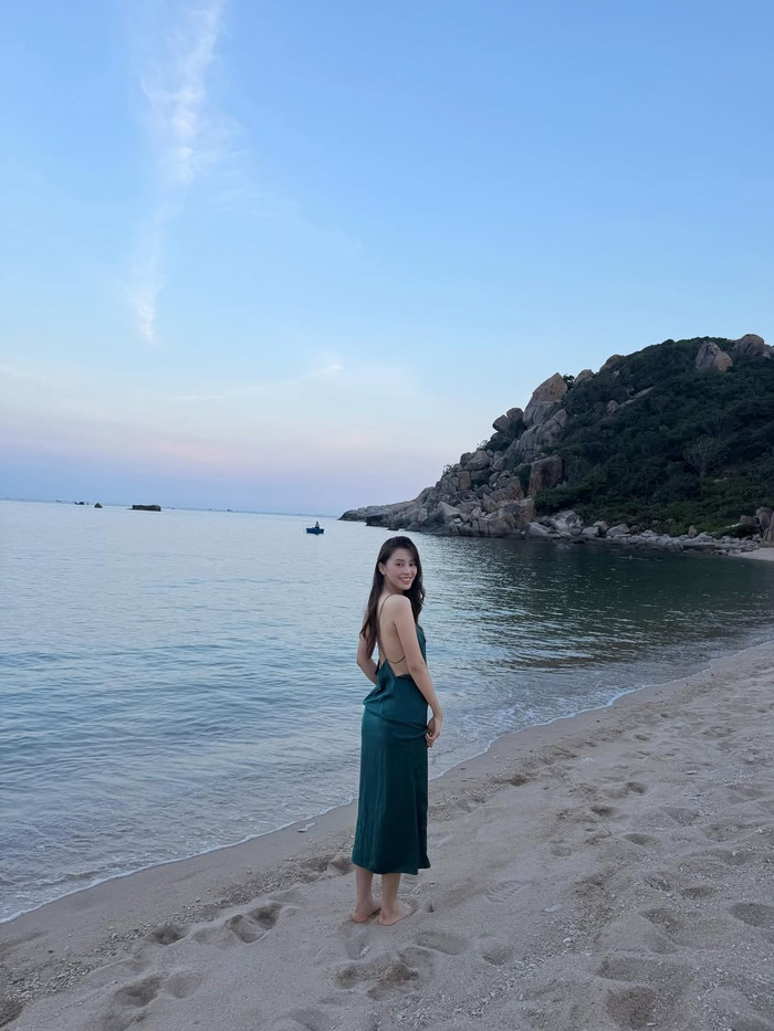 Tiểu Vy thoải mái ăn diện điệu đà. Ảnh: IGNV