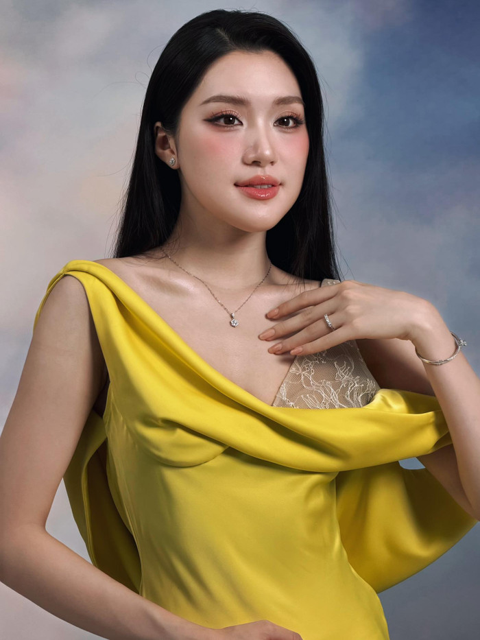 Phương Oanh luôn xuất hiện với visual xinh đẹp. Ảnh: FBNV