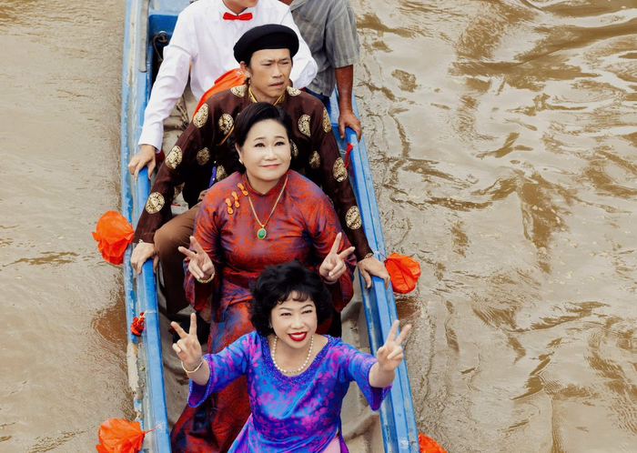 Những hình ảnh hậu trường của Hoài Linh trong phim truyền hình mới.