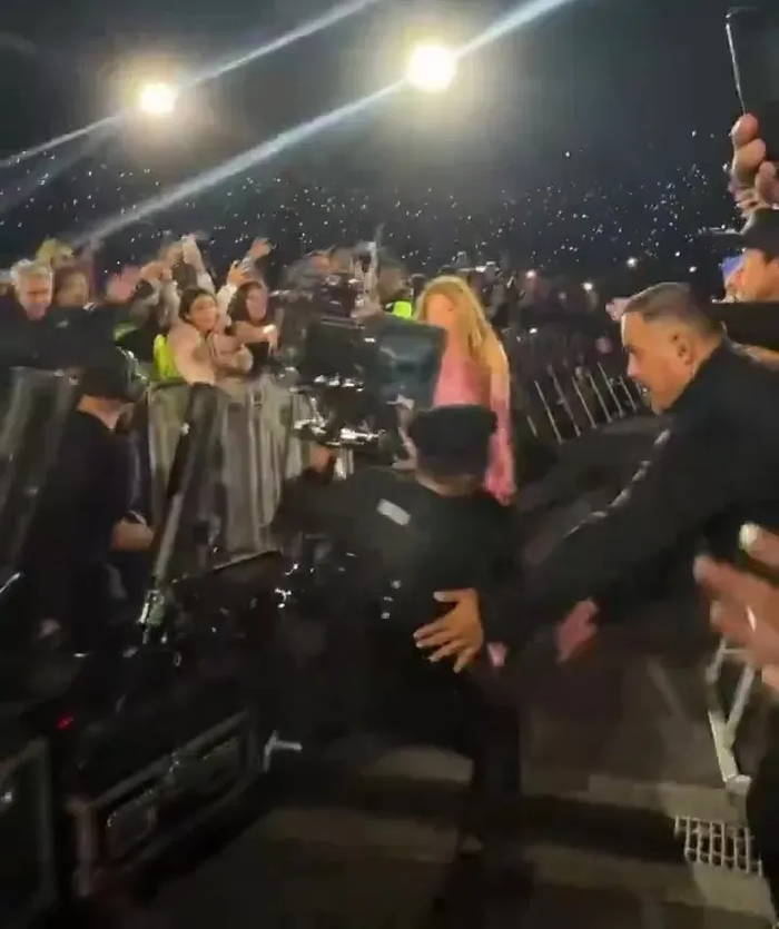 Một quay phim đi cùng ca sĩ Shakira gặp sự cố, té ngã.