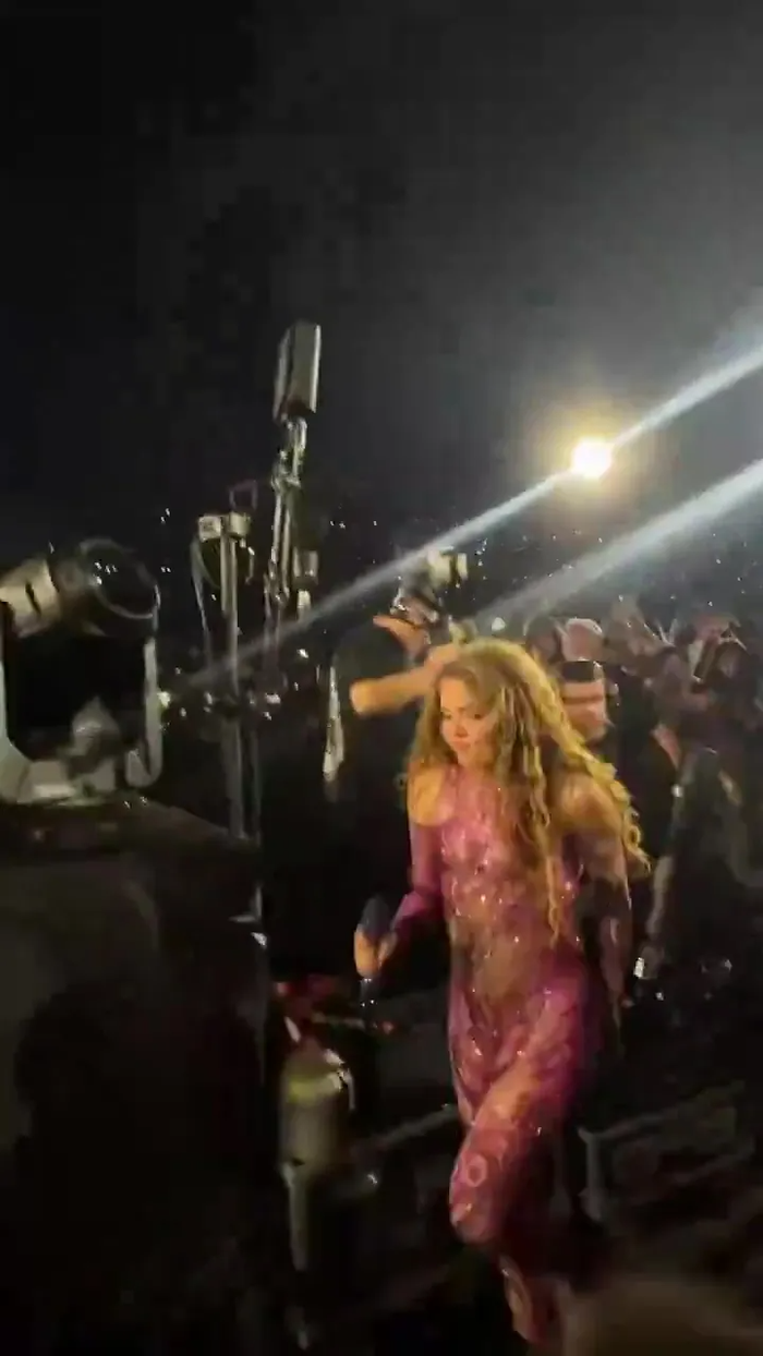Ca sĩ Shakira vẫn tiếp tục phần trình diễn, bất chấp người quay phim té ngã.