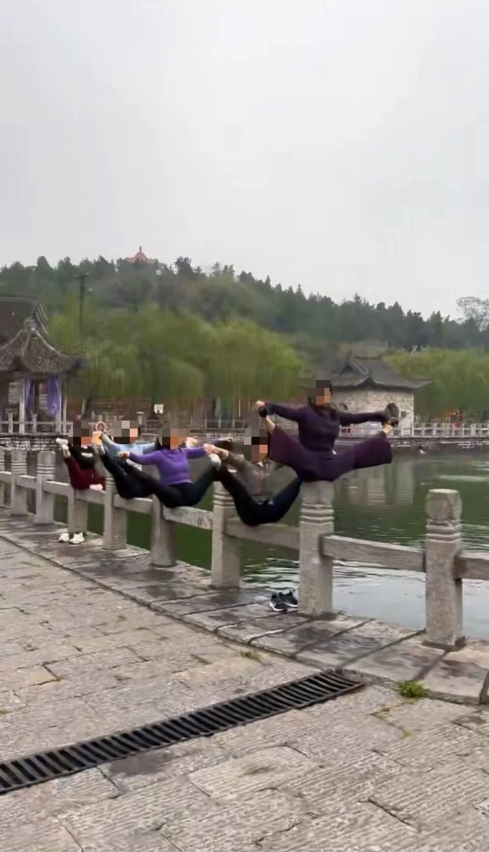 Nhóm phụ nữ có hành động 'gây sốc' tại khu tham quan Ảnh 1