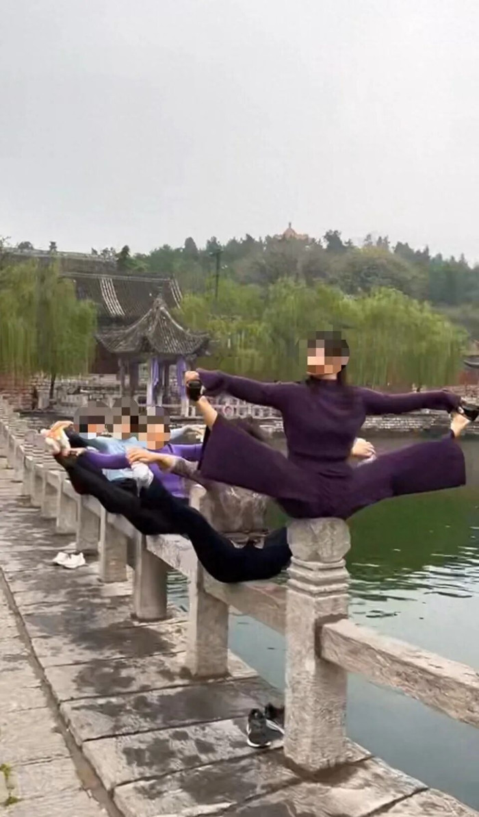 Nhóm phụ nữ có hành động 'gây sốc' tại khu tham quan Ảnh 2