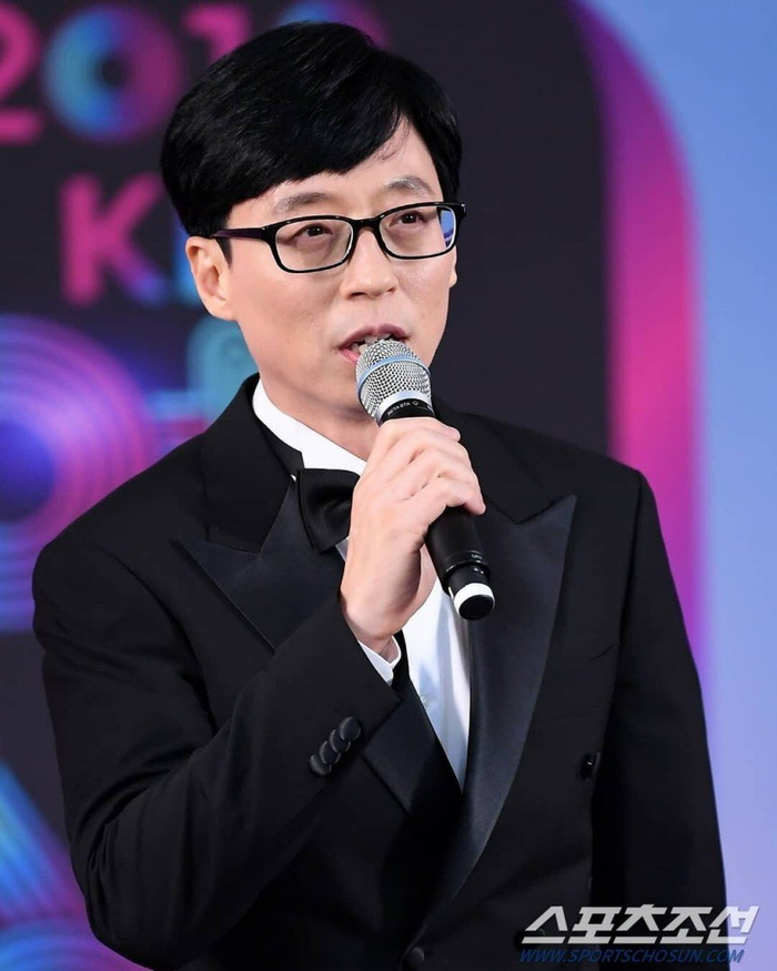 Yoo Jae Suk có hành động nhân văn khi quyên góp từ thiện.